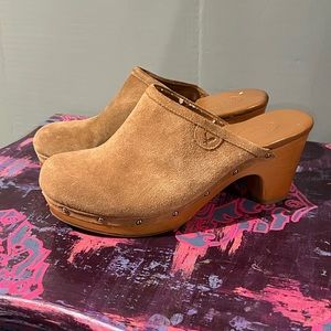 American eagle outfitters tan clogs. Size 8